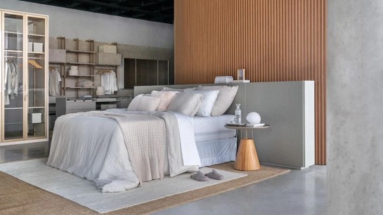 Closet criando a transição perfeita entre quarto e banheiro.