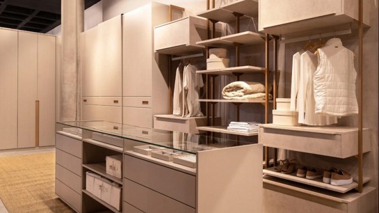 A personalização traz aconchego e organização para seu quarto.