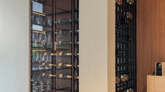 A adega que organiza e se encaixa no design do ambiente.