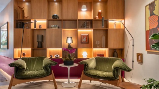 Combine diferentes tipos de iluminação e decoração para criar ambientes acolhedores e funcionais, refletindo seu estilo pessoal em cada espaço.